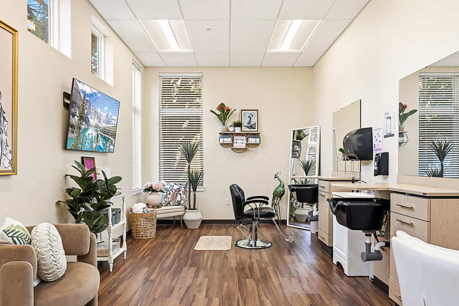 Bright and modern salon with stylish furnishings and decor.